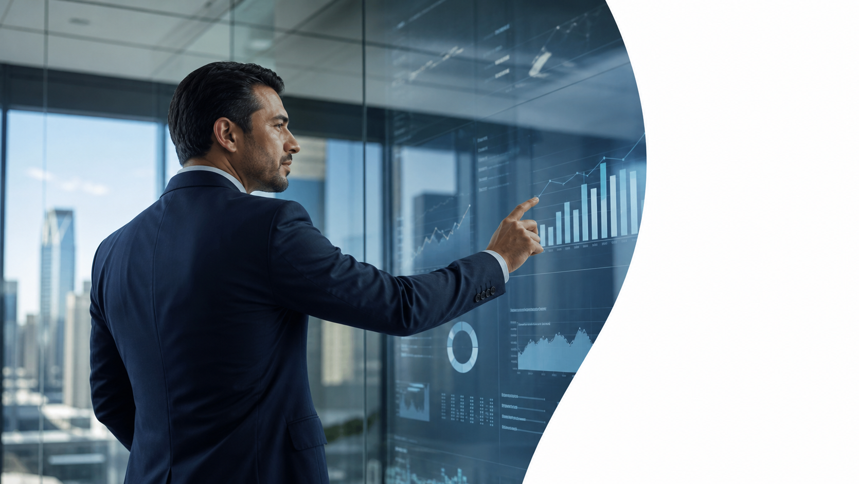 Consultor analizando indicadores de negocio